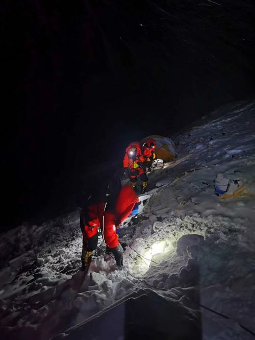 2020珠峰高程测量登山队向顶峰发起冲击